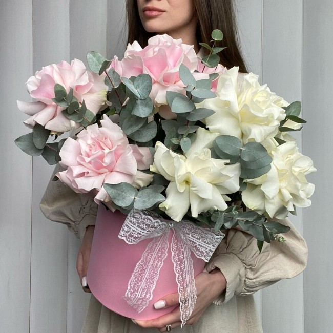 Букет цветов "Шляпная коробка Воздушный дуэт"